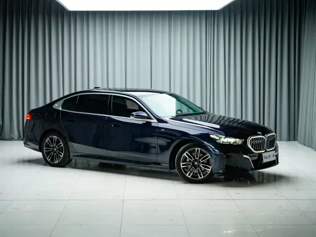 BMW 5 Series — Фото автомобиля 3