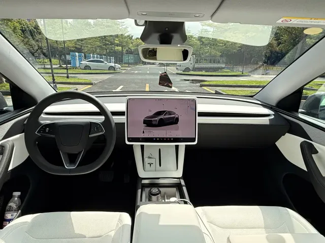 Tesla Model Y — Фото автомобиля 12