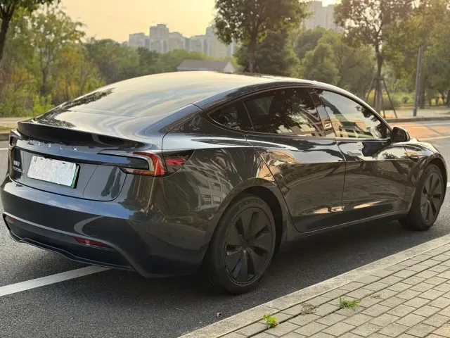 Tesla Model 3 — Фото автомобиля 5