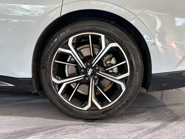 Geely Galaxy E8 — Фото автомобиля 24