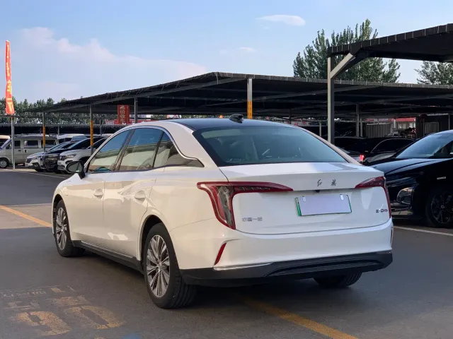 Hongqi E-QM5 — Фото автомобиля 6
