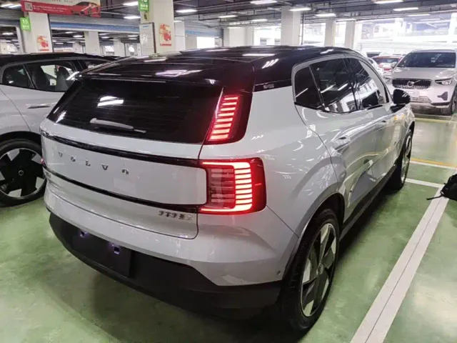 Volvo EX30 — Фото автомобиля 6