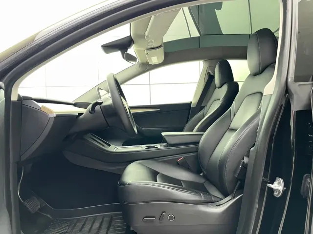 Tesla Model Y 2021 Standard Range Rear-Wheel Drive — Фото автомобиля 12