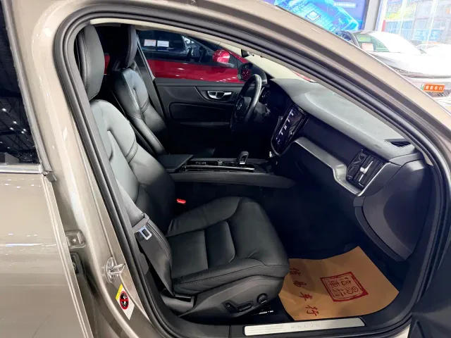 Volvo S60 — Фото автомобиля 11