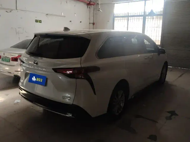 Toyota Sienna — Фото автомобиля 3