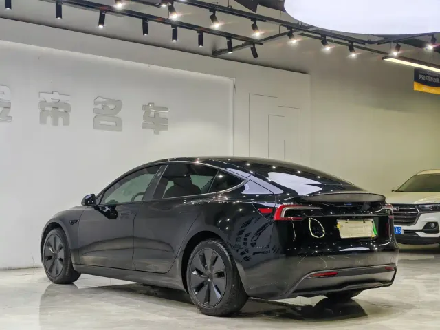 Tesla Model 3 — Фото автомобиля 7