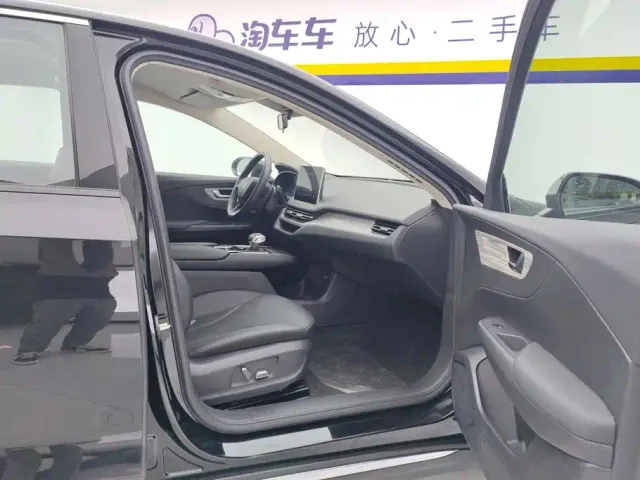 Hongqi E-QM5 — Фото автомобиля 8