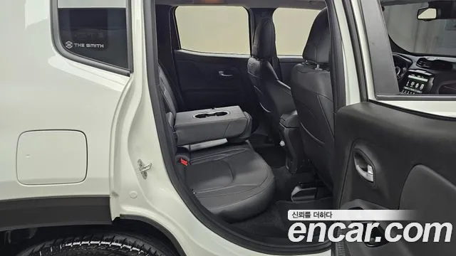 Jeep Renegade — Фото автомобиля 12
