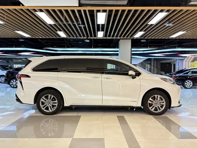 Toyota Sienna — Фото автомобиля 6