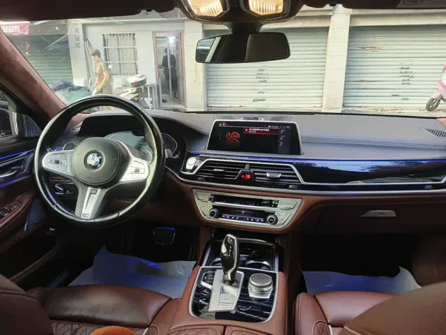BMW 7 Series — Фото автомобиля 12
