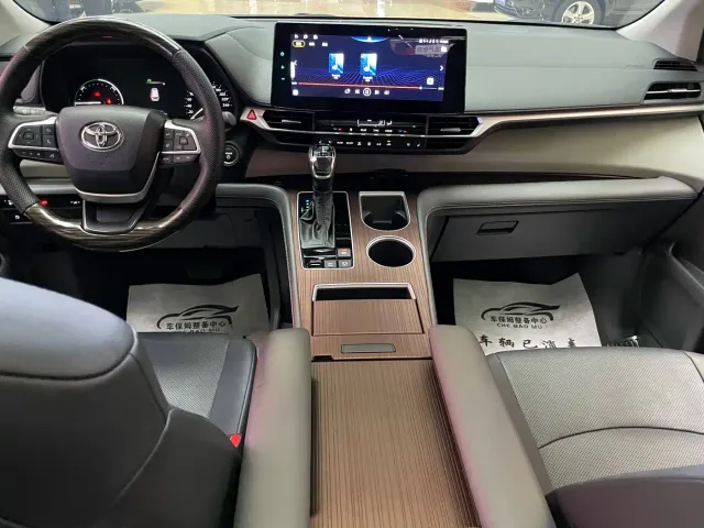 Toyota Sienna — Фото автомобиля 13