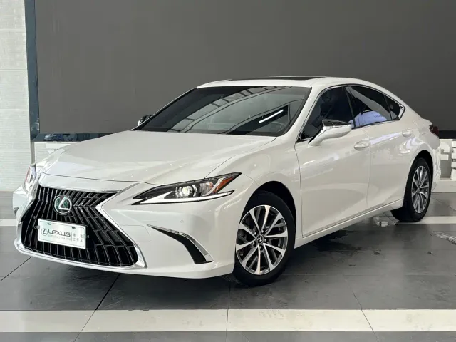 Фотография автомобиля — Lexus ES