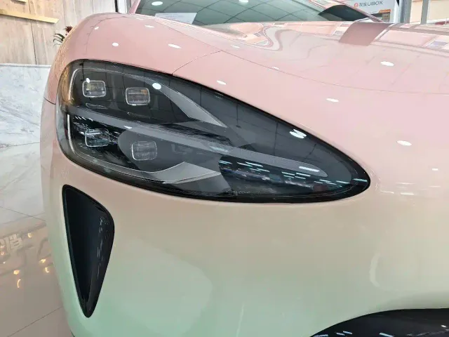 Xiaomi SU7 — Фото автомобиля 16