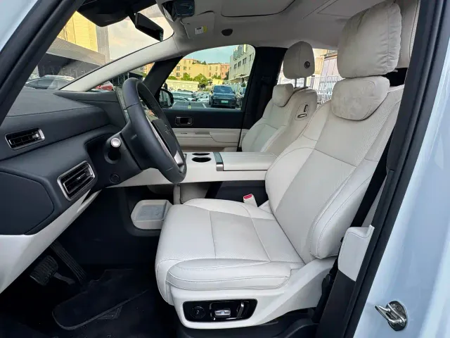 Li Auto MEGA — Фото автомобиля 11
