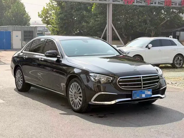 Mercedes-Benz E-Class — Фото автомобиля 3