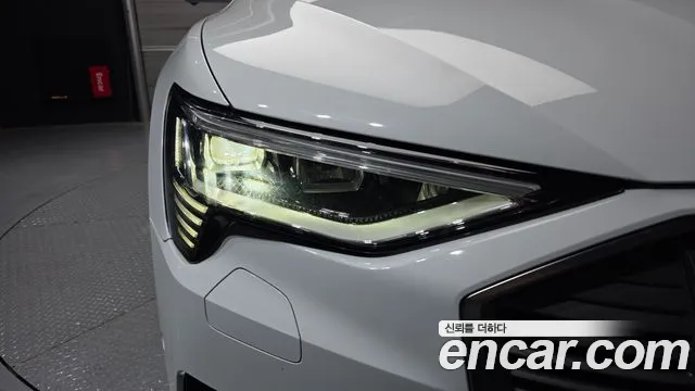 Audi e-tron — Фото автомобиля 16
