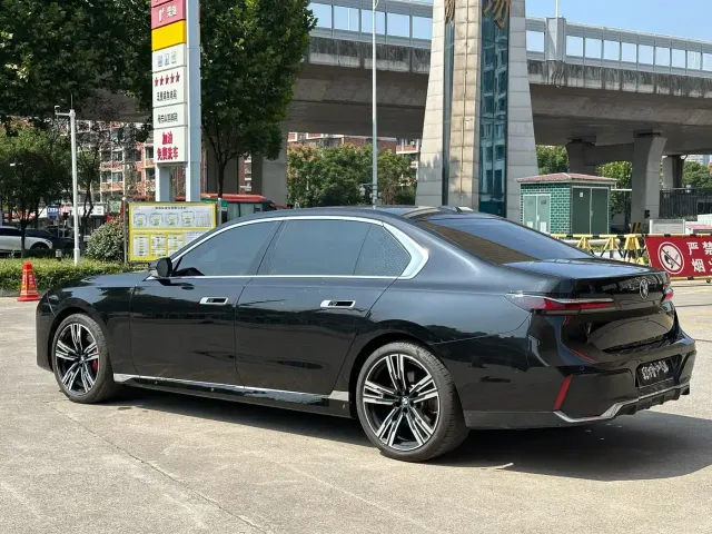 BMW 7 Series — Фото автомобиля 8