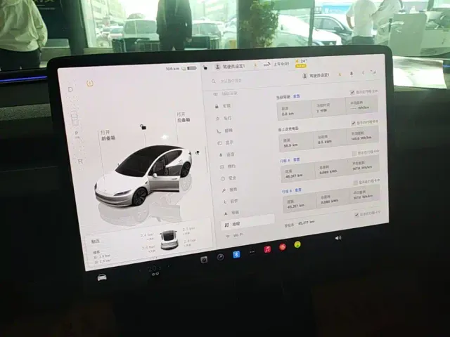 Tesla Model 3 — Фото автомобиля 11