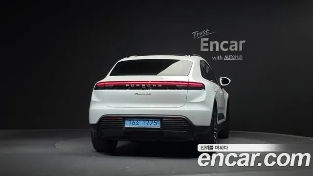 Porsche Macan Electric — Фото автомобиля 4