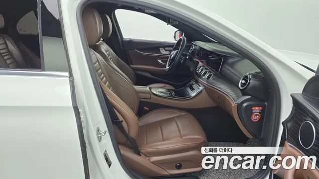 Mercedes-Benz E-Class — Фото автомобиля 23