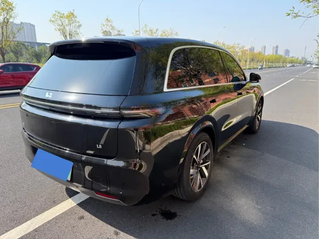 Li Auto L8 — Фото автомобиля 12