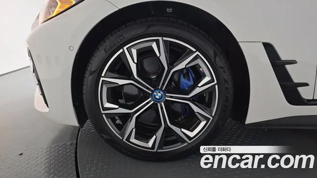 BMW i4 — Фото автомобиля 4