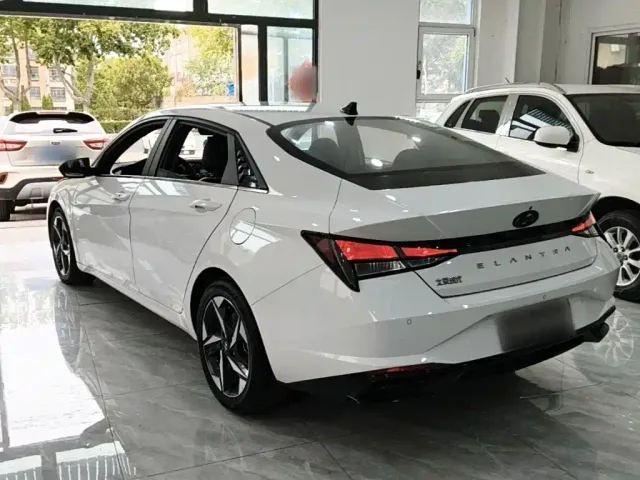 Hyundai Elantra — Фото автомобиля 4