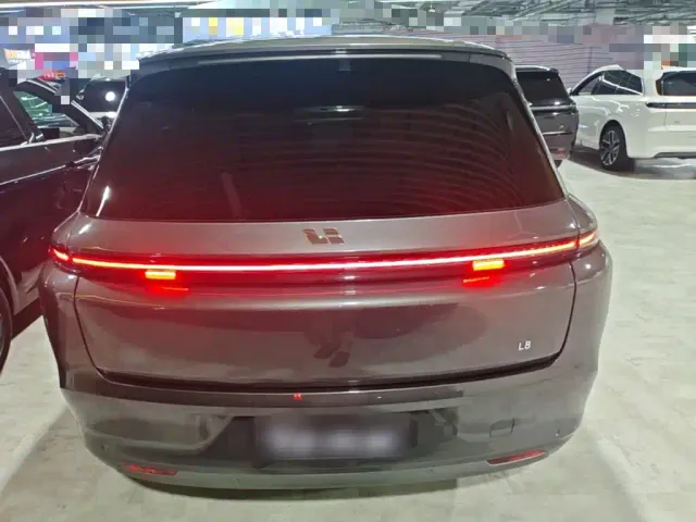 Li Auto L8 — Фото автомобиля 5