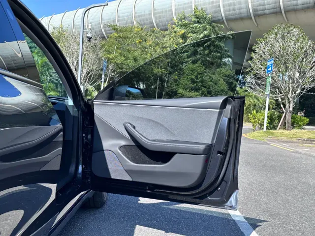 Tesla Model 3 — Фото автомобиля 14