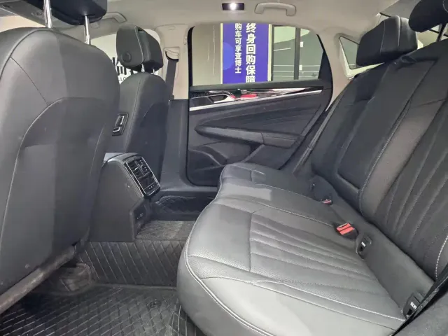 Volkswagen Passat — Фото автомобиля 7