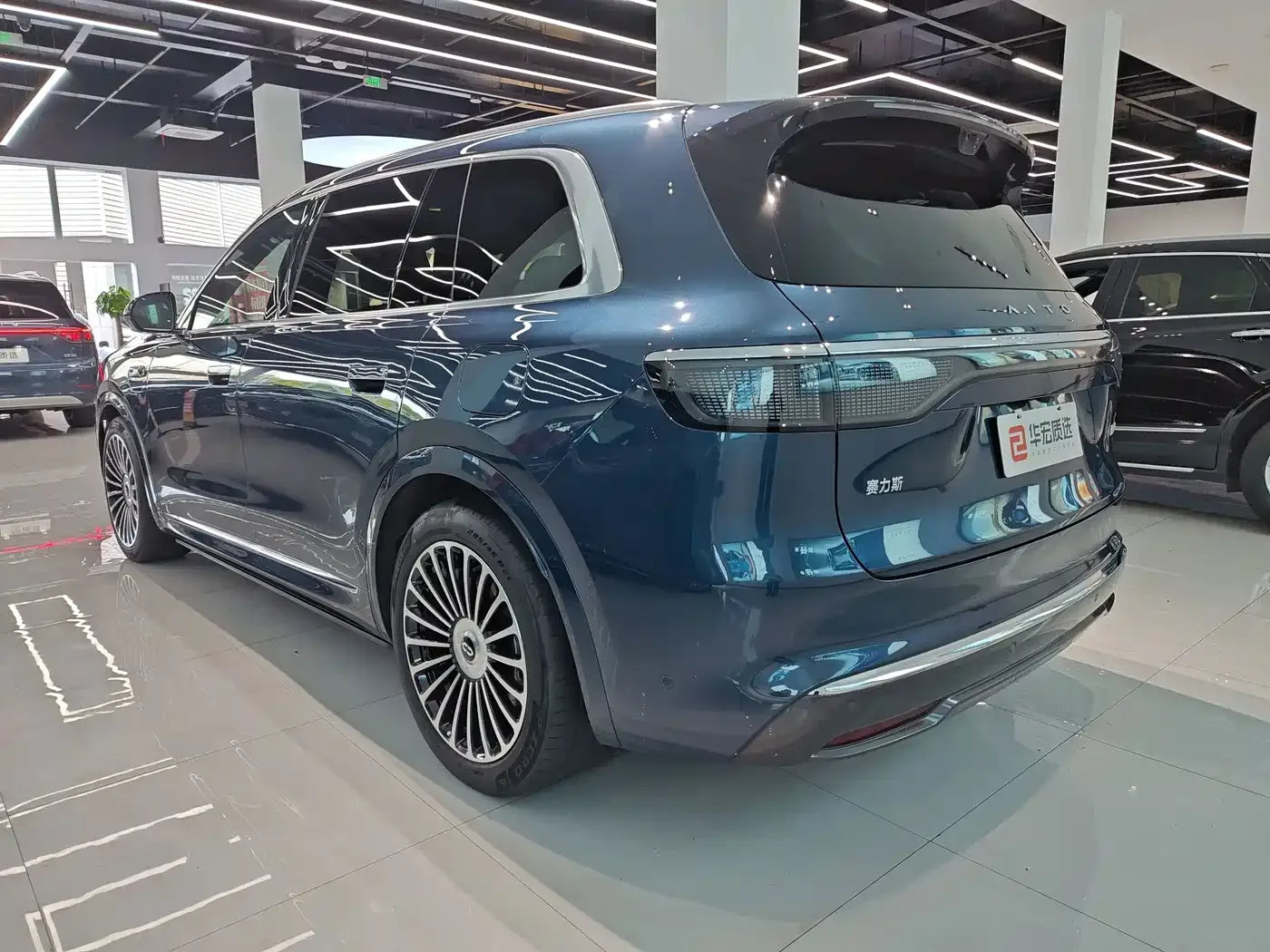 AITO Wenjie AITO M8 2025 Model Extended Range Ultra Edition 53.4kWh 5-Seater — Фото автомобиля 3
