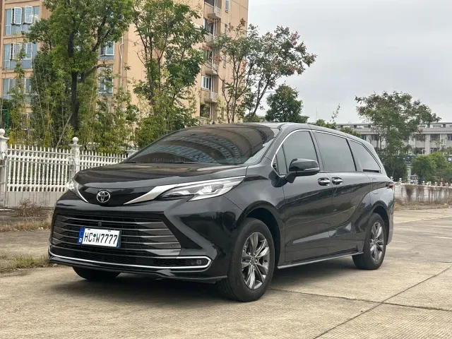 Toyota Sienna — Фото автомобиля 2