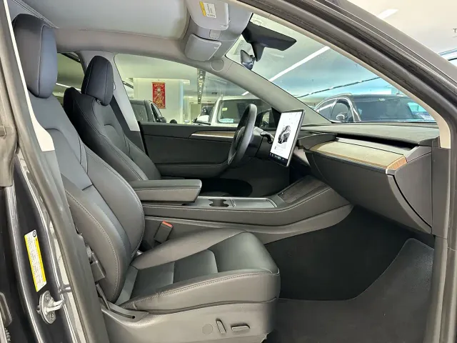 Tesla Model Y — Фото автомобиля 11