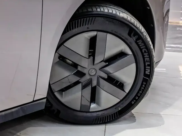 Li Auto MEGA — Фото автомобиля 8