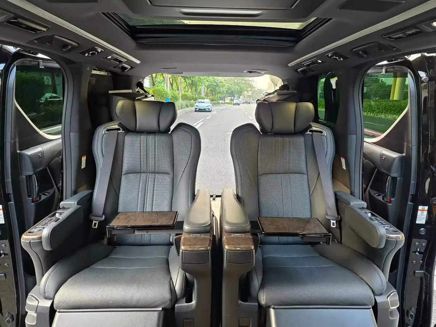 Toyota Vellfire 2021 Crown Hybrid 2.5L HV Premium Edition — Фото автомобиля 4