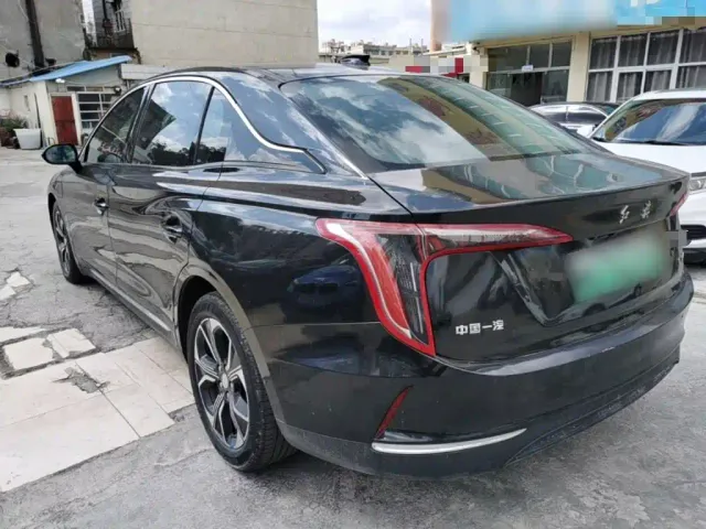 Hongqi E-QM5 — Фото автомобиля 4