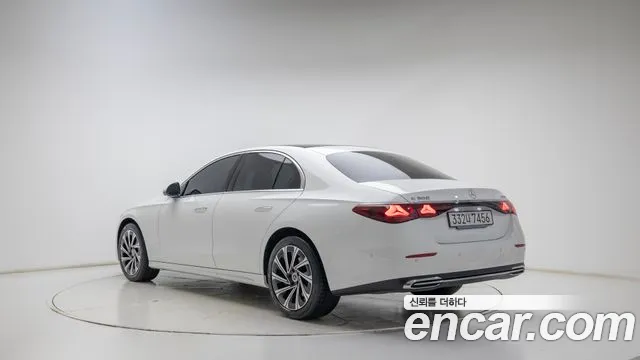 Mercedes-Benz E-Class — Фото автомобиля 2