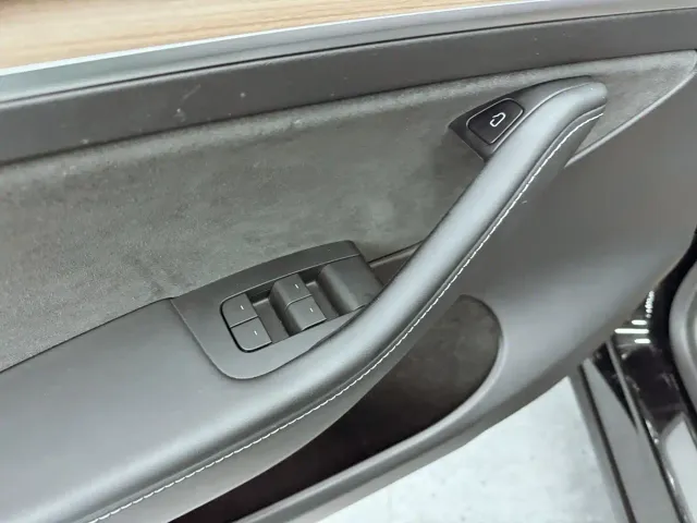 Tesla Model Y — Фото автомобиля 16