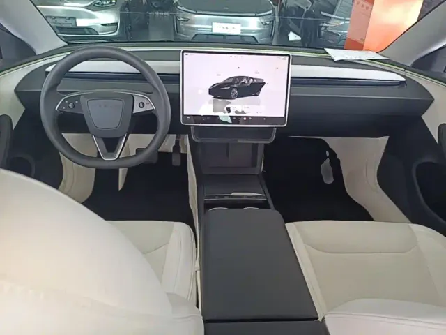 Tesla Model 3 — Фото автомобиля 9