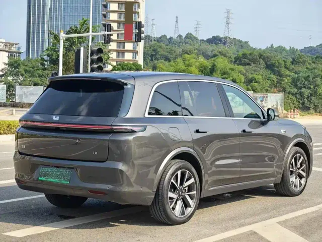 Li Auto L8 — Фото автомобиля 4