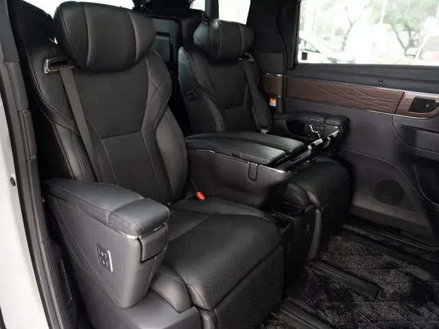 Toyota Alphard — Фото автомобиля 10