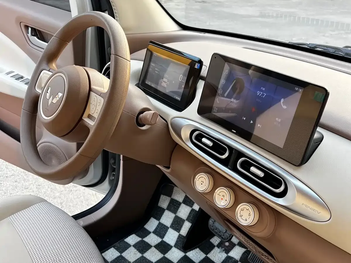 Wuling Motors Hongguang MINIEV 2025 4-Door Premium+ Edition — Фото автомобиля 11