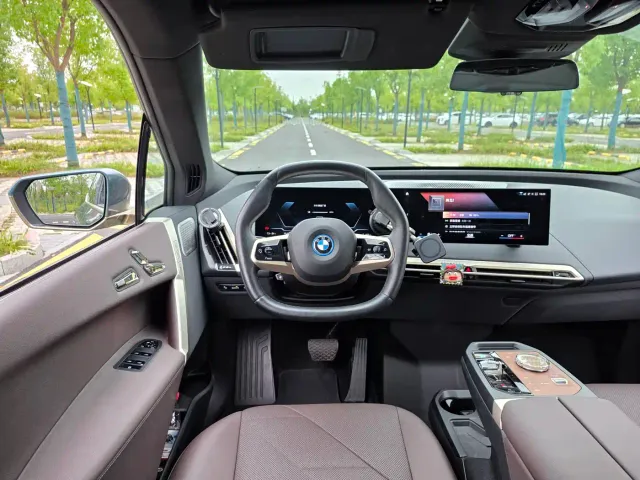 BMW iX — Фото автомобиля 18