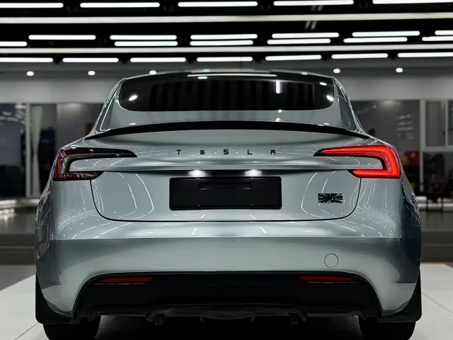 Tesla Model 3 — Фото автомобиля 5