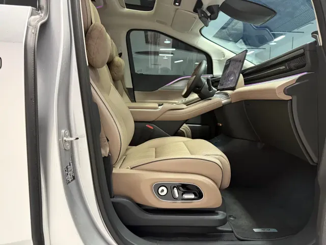 Xpeng X9 — Фото автомобиля 11