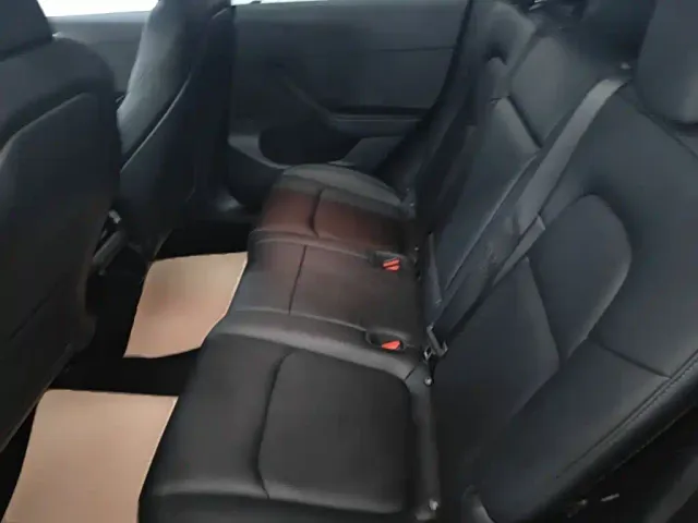 Tesla Model Y — Фото автомобиля 16