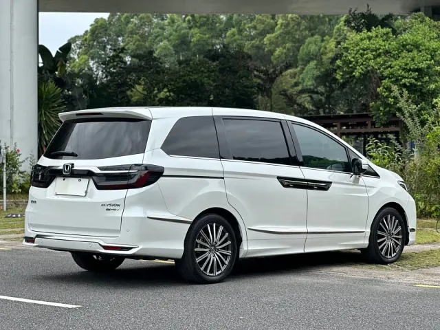 Honda Elysion — Фото автомобиля 17
