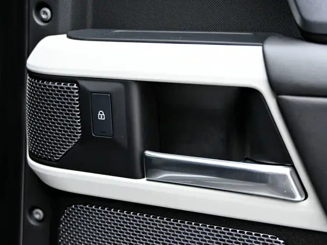 Land Rover Defender — Фото автомобиля 26