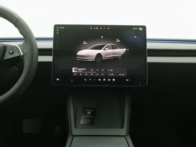Tesla Model 3 — Фото автомобиля 12
