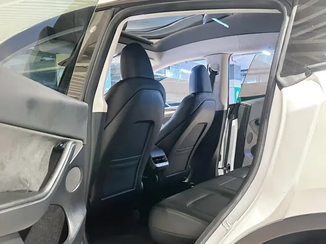 Tesla Model Y — Фото автомобиля 12